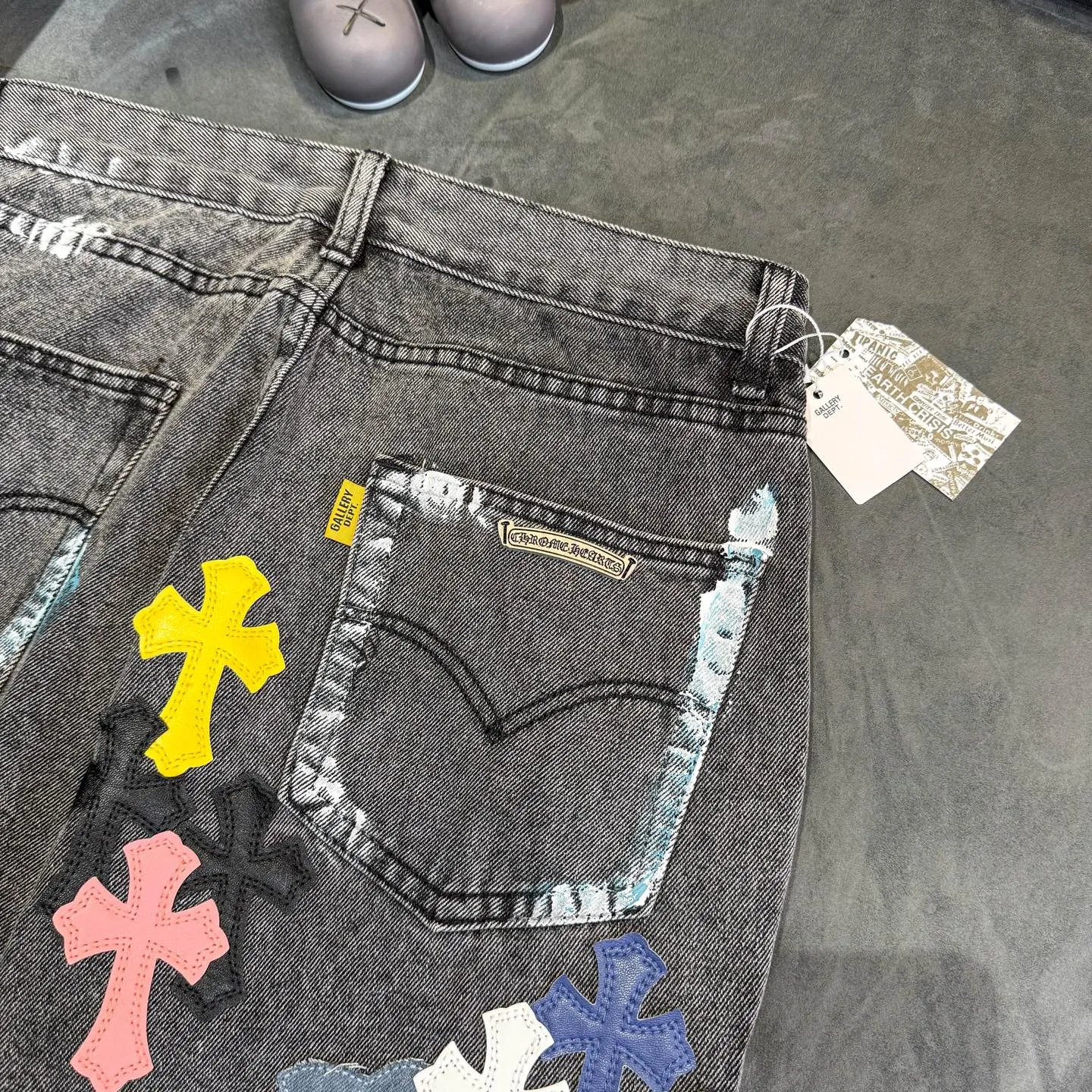 P340 top version GALLERY DEPT & Chrome hearts washed jeans with co-branded blue, yellow, black, white and multi-color stitching. Really restores the ultimate vintage texture. Three-dimensional version. Loose and comfortable, not picky about body shape. Makes taller and slimmer. Factory Seiko. Original factory quality control. Same style for men and women. Can be matched with couples. Versatile recommendation. Must-have jeans for all seasons. Fashionistas have been disappointed. From the quality selection of fabrics, the tailoring of details, and the matching of patterns, they are all impeccable! The upper body is so handsome when worn...it can be easily worn by men, women and children! The craftsmanship is made of heavy-duty washed pure cotton denim fabric. After washing, it is soft and thick and looks very stylish when worn. Color: black Size: 28 30 32 34 36